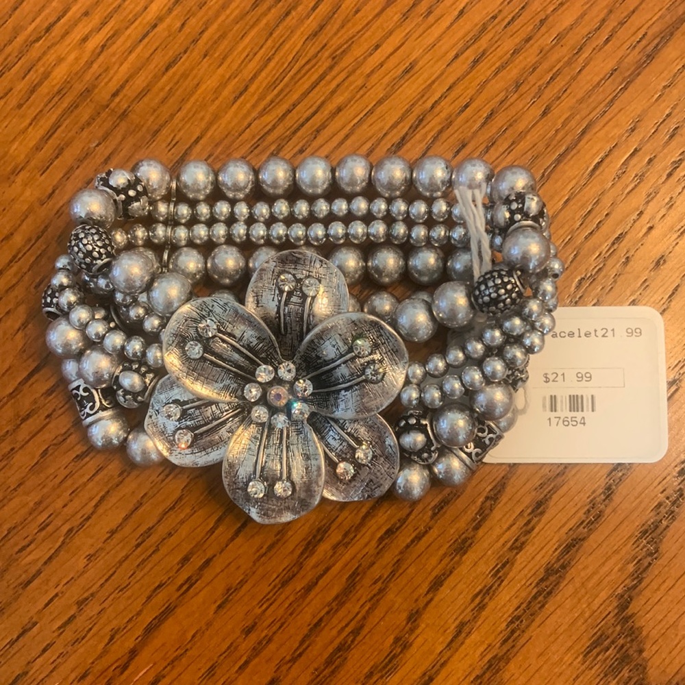 NWT BOHO FUN!! Silver Tone Stretch Bracelet Beautiful Flower 🌺 In Center